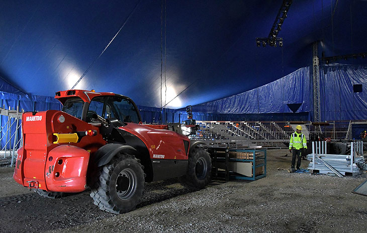 Das nagelneue MEGAZELT, mit dem Circus Krone auf die Sommertournee geht, wurde im März 2025 auf der Münchner Theresienwiese aufgebaut (©Foto: Ingrid Grossmann) 